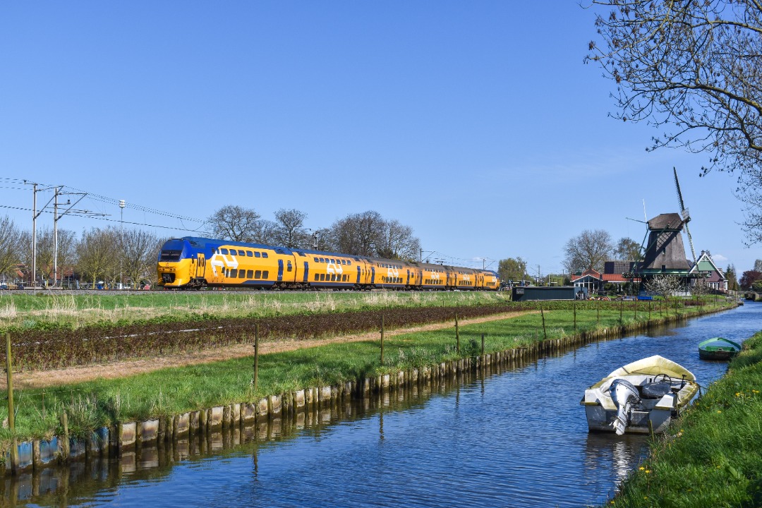 NL Rail on Train Siding: NS Flow VIRMm 8723 rijdt langs de Florasingel in Bovenkarspel als IC 2957 uit Enkhuizen naar Maastricht.