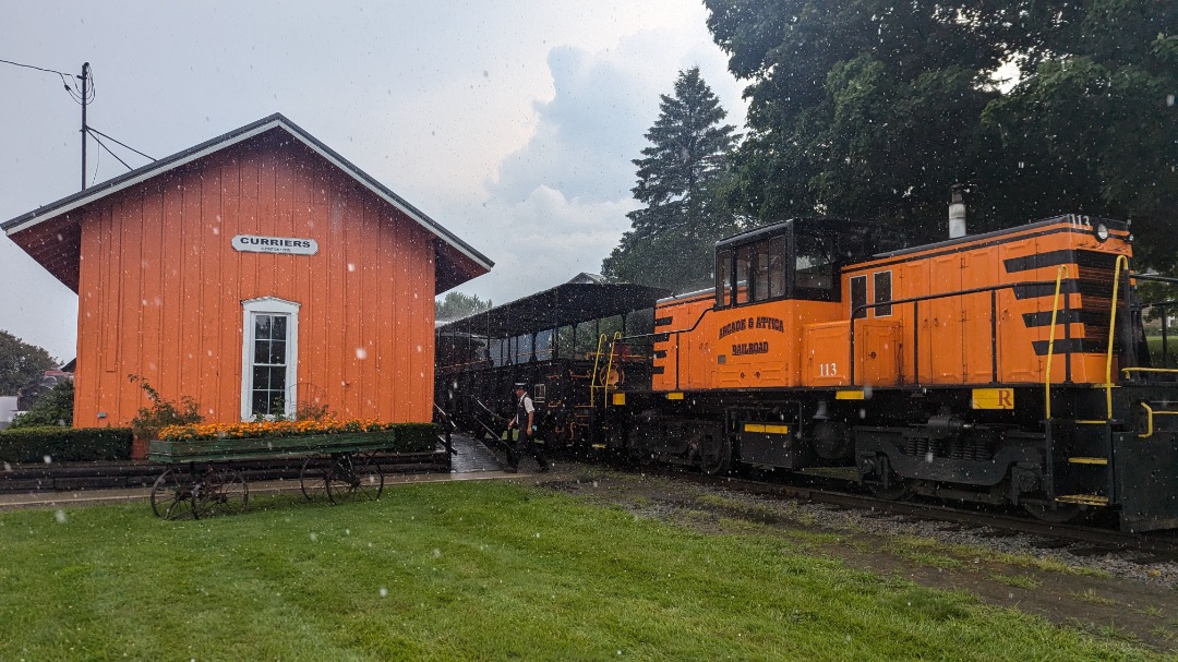 CaptnRetro on Train Siding: Part two to my Curriers escapades, as I ran out into the pouring rain simply to grab a few shots of trusty ole No. 113 before she
departed...