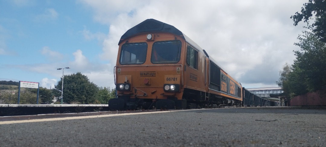 TrainGuy2008 🏴󠁧󠁢󠁷󠁬󠁳󠁿 on Train Siding: Met an awesome driver today! 66781 came up to Llandudno Junction on the usual Llandudno Jn Tc Gbrf
service,...