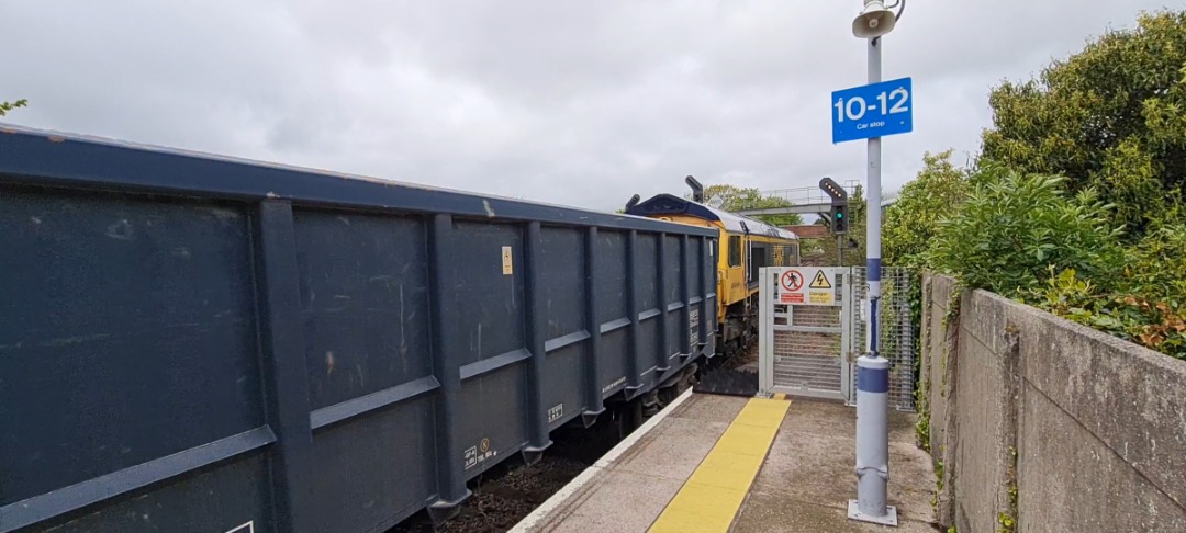 andrew1308 on Train Siding: A few pictures taken today of 66740 passing Paddock Wood with the 6Y48 Grain Foster Yeoman GBRF to Tonbridge West Yard