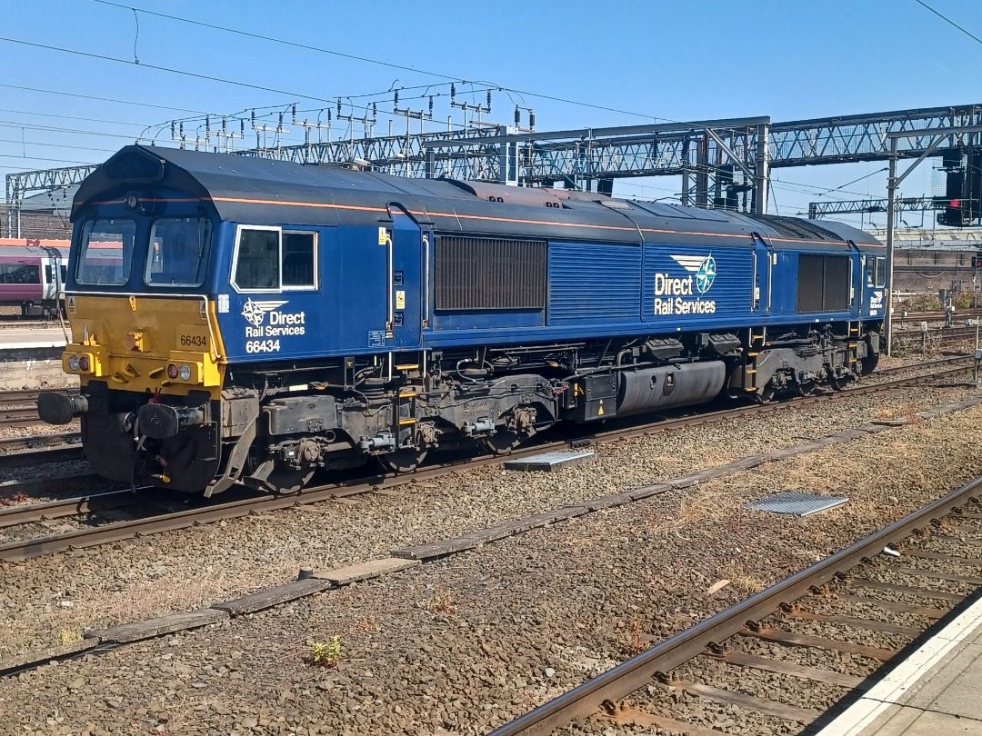 Trainnut on Train Siding: #photo #train #steam #station #60103 #flying scotsman #diesel DRS 66 in the baking sun too. Flying Scotsman from Carnforth to Southall
today