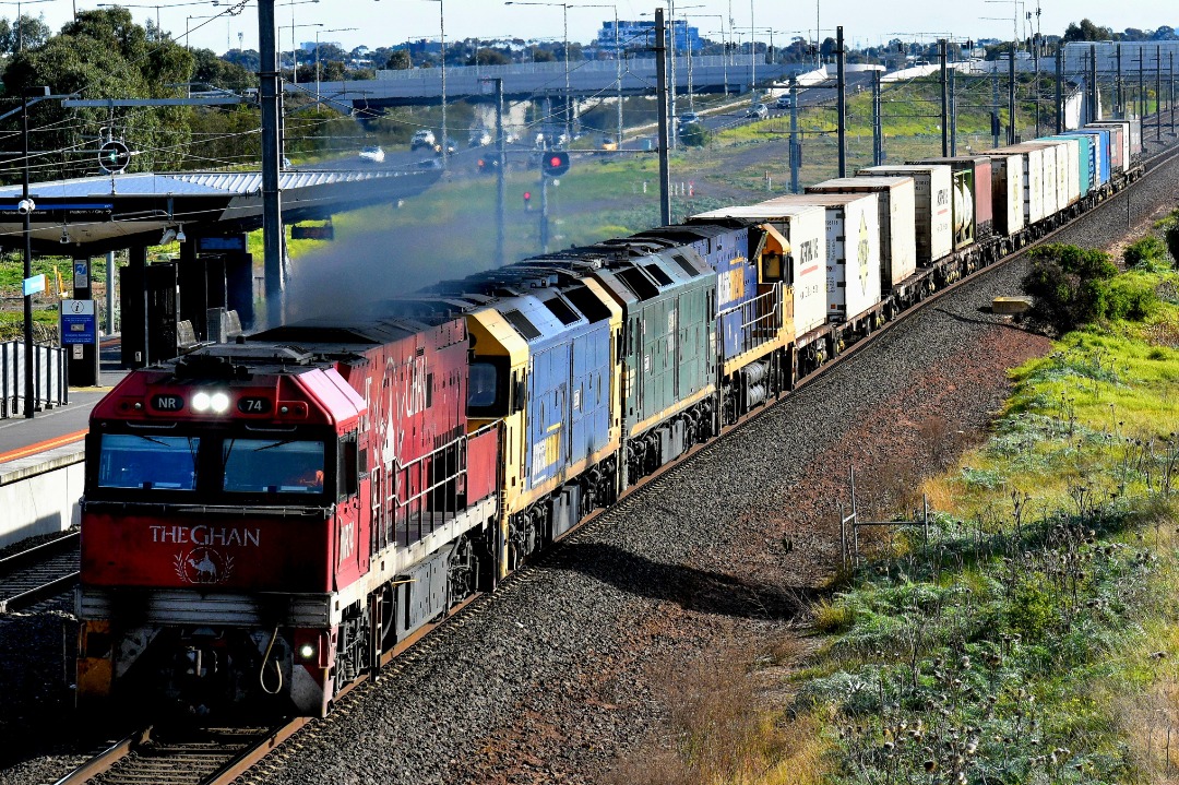 Shawn Stutsel on Train Siding: Pacific National's NR74 (Ghan Livery), G530, G526, and NR20 races through Williams Landing, Melbourne with a rather small
4PM4,...