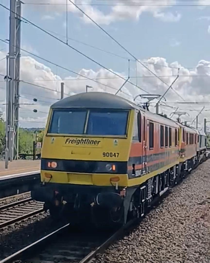 TrainGuy2008 🏴󠁧󠁢󠁷󠁬󠁳󠁿 on Train Siding: I have had a hellfire day in Warrington Bank Quay today.. double headed Class 50s, a triple headed
90+66...