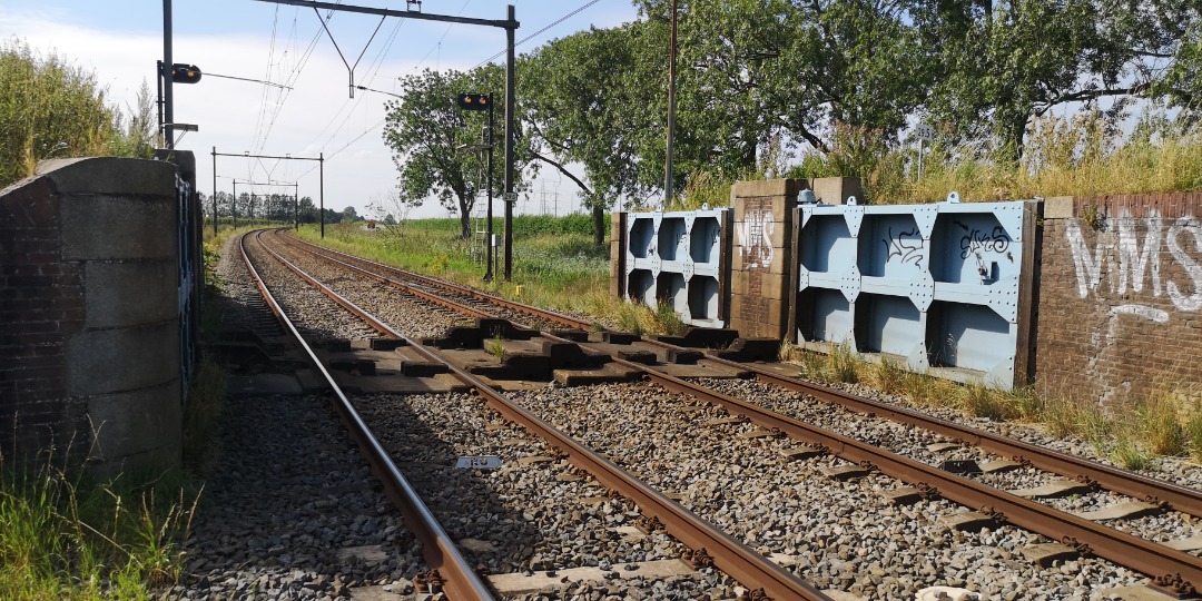 De Projecten on Train Siding: Coupure in a dyke near Krabbendijke, Rillandseweg/Nwe Rijksweg. In case of a dyke-breaktrough, these doors can be shut to avoid
the sea...