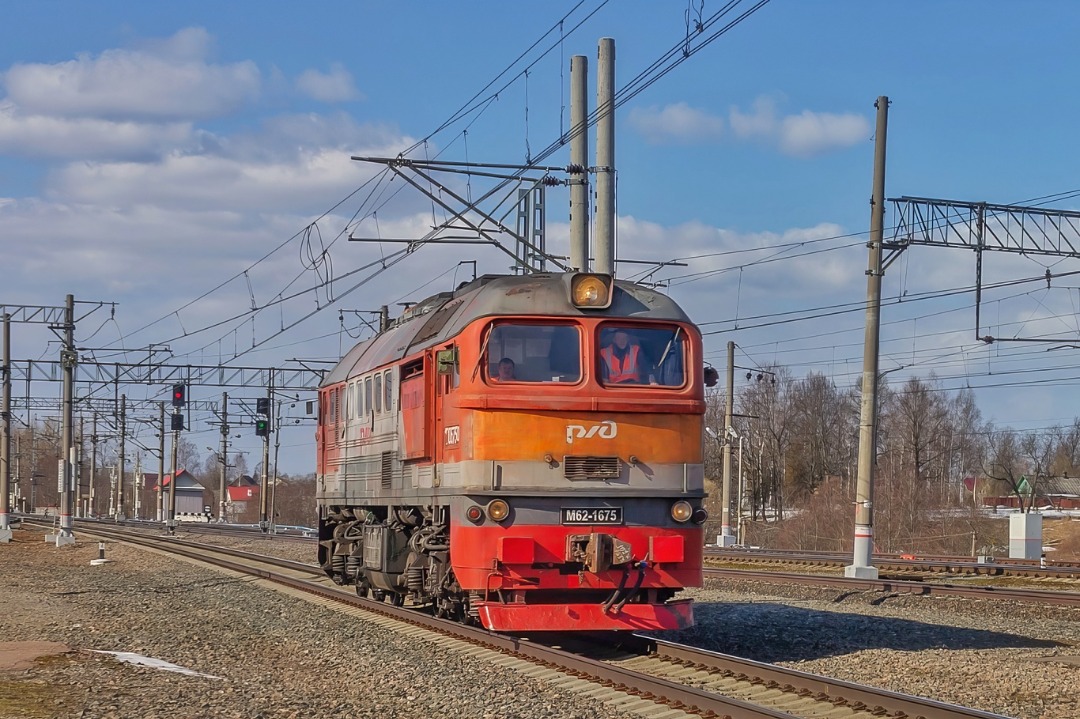 CHS200-011 on Train Siding: The mainline diesel locomotive M62-1675 runs as a reserve through the Lyuban station. Leningrad region, 2022