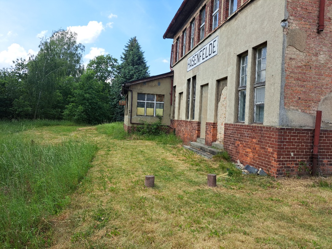 Affen Gamer on Train Siding: Der Bahnhof Hasenfelde wurde am 03.06.1911 eröffnet er lag an der Strecke der Oderbruchbahn im April 1945 wurde er geschlossen
und im...