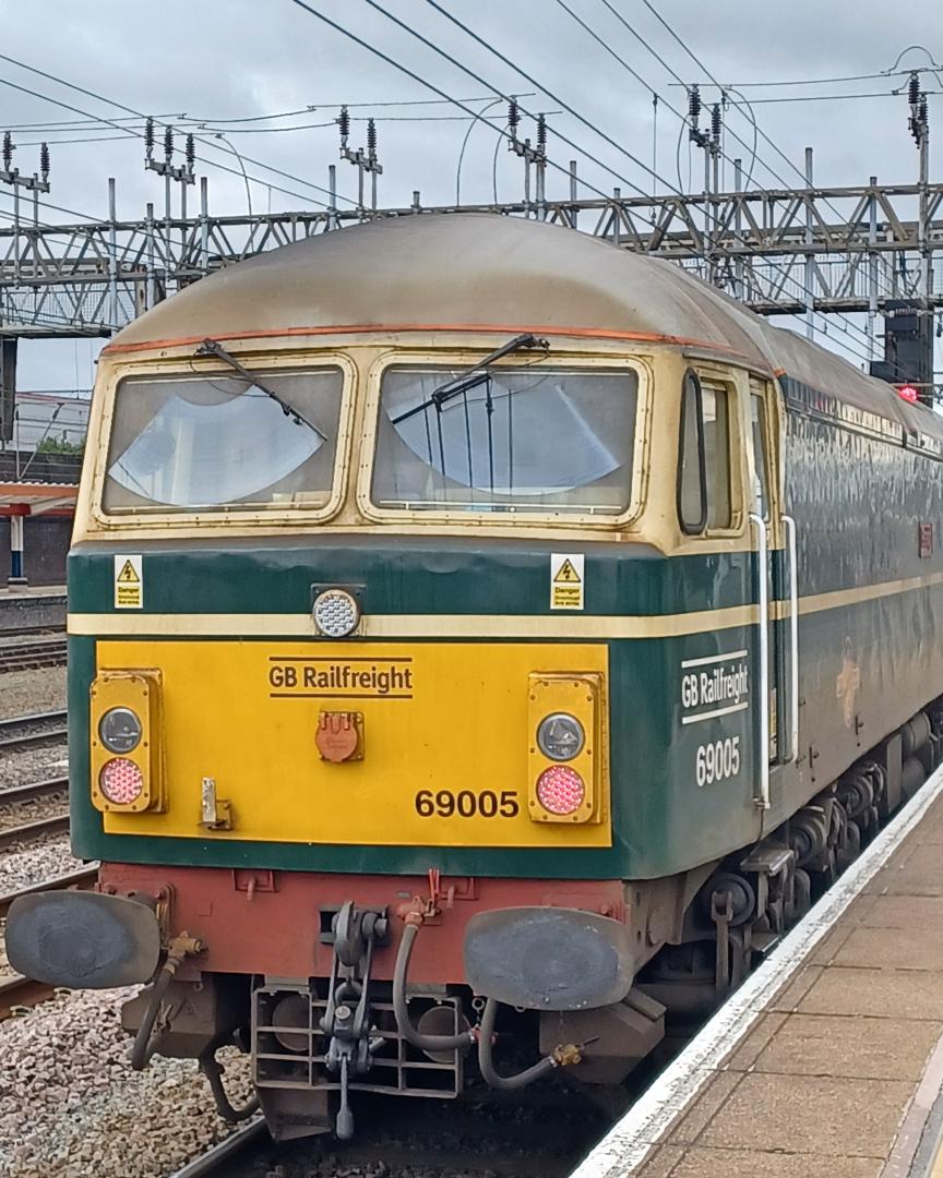 Trainnut on Train Siding: #trainspotting #train #steam #station #depot 69005 Eastleigh, 71000 Britannia, 60007 Sir Nigel Gresley and 60532 Blue Peter first run
today...