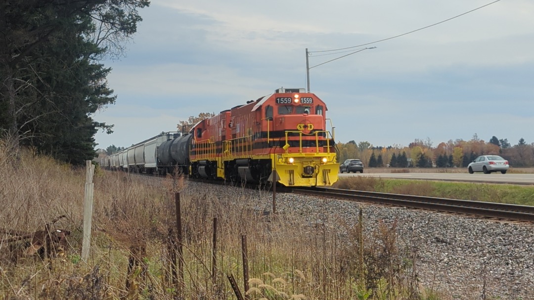 CaptnRetro on Train Siding: Chance meeting - As I ran to the post today to send off a few things, I noticed a familiar sight of orange and yellow switching
the...