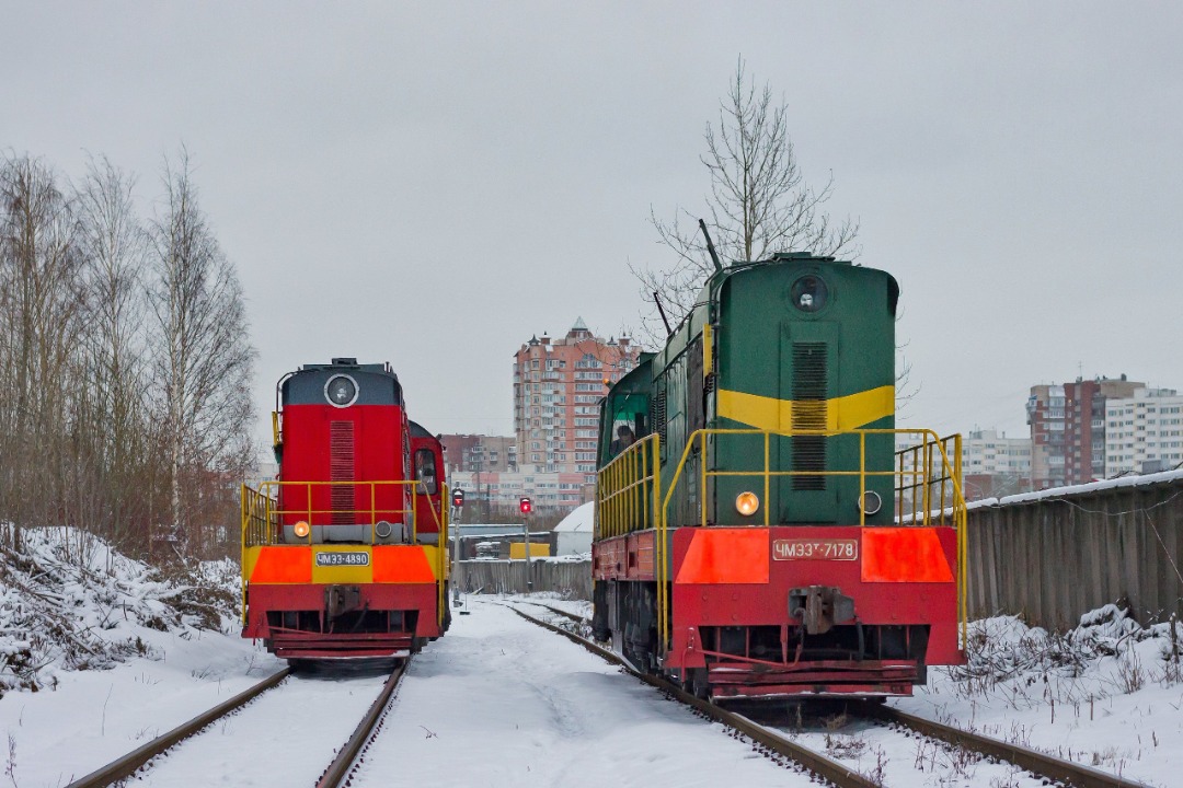 CHS200-011 on Train Siding: Shunting diesel locomotives ChME3-4890 and ChME3T-7178 stand on the access tracks of Avtovo station awaiting shunting work