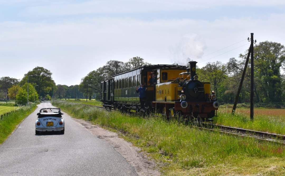 NL Rail on Train Siding: MBS 6 rijdt met haar trein langs de Weleweg in Boekelo onderweg vanuit Haaksbergen naar Boekelo.