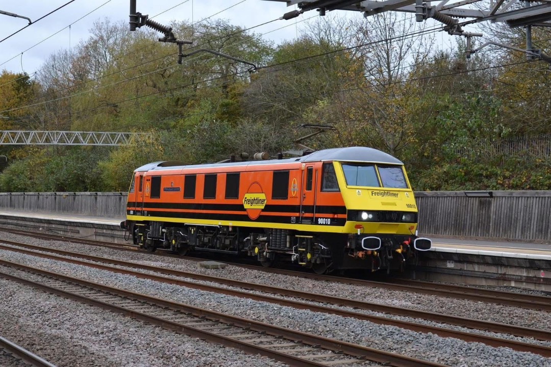 Inter City Railway Society on Train Siding: 90010 passing Tamworth running as the 0L67 Crewe Basford Hall - Wembley, after being named '275 Railway
Squadron (Volunteers)