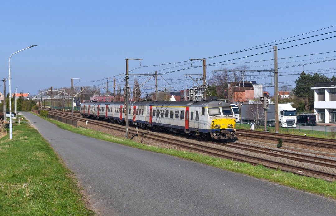 NL Rail on Train Siding: NMBS Varkensneus 807 rijdt als IC 3334 uit Antwerpen-Centraal naar Mechelen en Brussel-Zuid langs de Waarloossteenweg in Duffel.