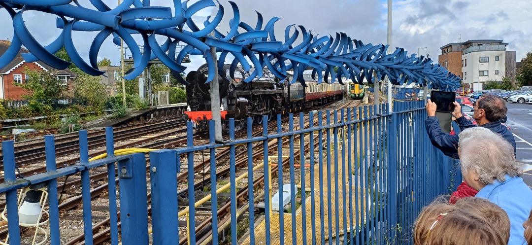 Train Matt1 on Train Siding: This is 70000 Britannia at Horsham as 1Z52 Littlehampton to Horsham points 2001 & 1Z54 Horsham points to Chichester with 57311
on the rear...