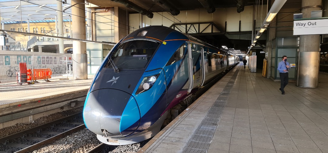 Tom Lonsdale on Train Siding: #TPExpressTrains 802217 at Manchester Victoria awaiting departure for Newcastle #GricerLife #trainspotting #TransPennineExpress
#Class800...