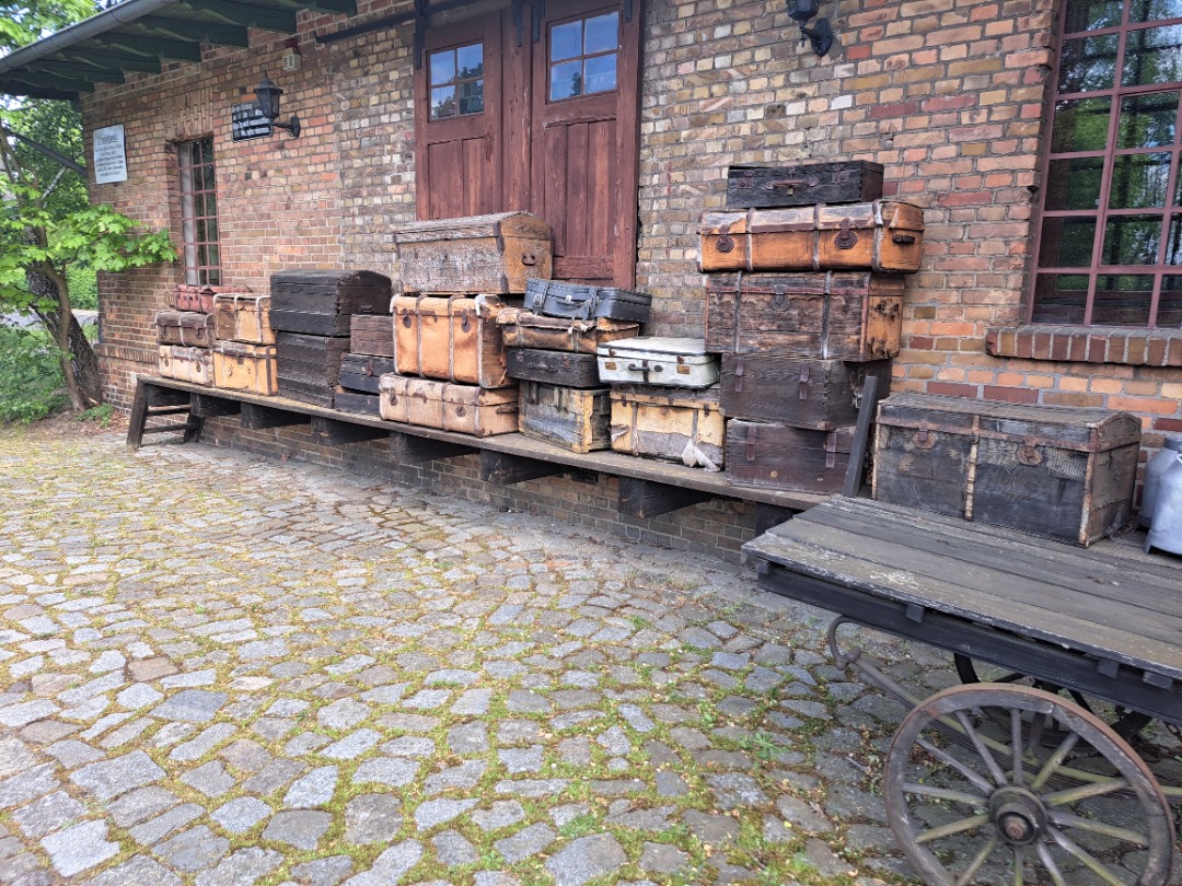 Affen Gamer on Train Siding: Der Bahnhof Burg Spreewald im Zuge des baus der Spreewaldbahn entstanden 1898 eröffnet und 1970 stillgelegte seit 1995 ist im
Bahnhofs...