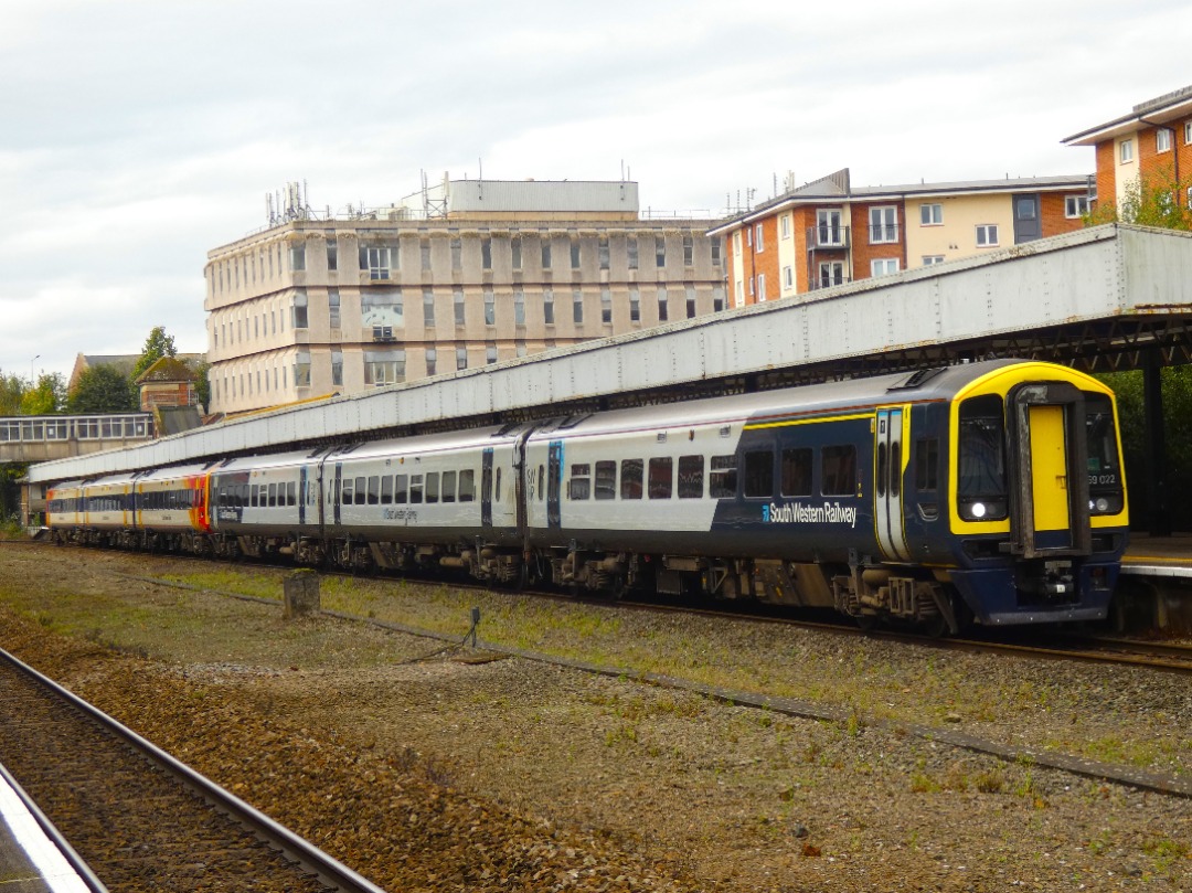 Jacobs Train Videos on Train Siding: #159022 is seen leading a South Western Railway service from Exeter St Davids to London Waterloo pausing at Exeter Central