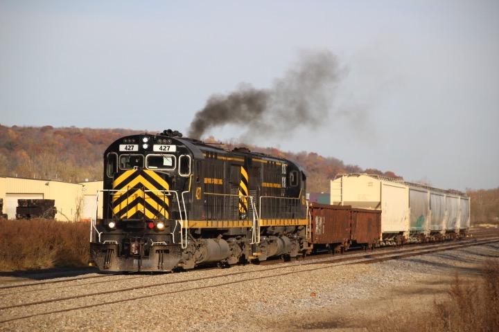 Ravenna Railfan 4070 on Train Siding: WNYP ME-1 to Oil City with ex CP C424 and ex SP&S C425 427. Part 1 of the chase here exiting Meadville, PA