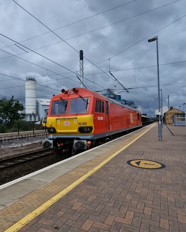 Nathaniel on Train Siding: Some of the trains I saw at Warrington BQ today. 66 734 in platinum jubilee livery, 325 005 in royal mail livery, 20 066 in BR
blue/yellow...